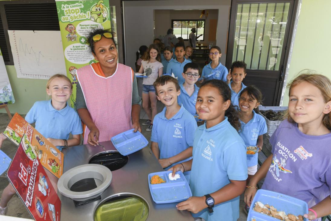 Tri des déchets à la fin de la cantine